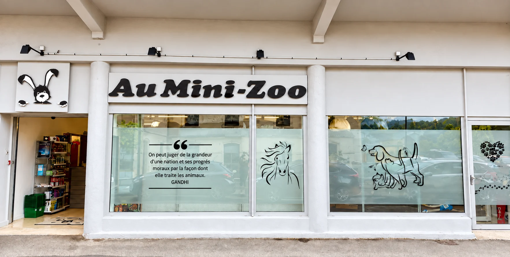 La façade et l’enseigne Au Mini-Zoo, au 11 rue des Terreaux à Baume-les-Dames